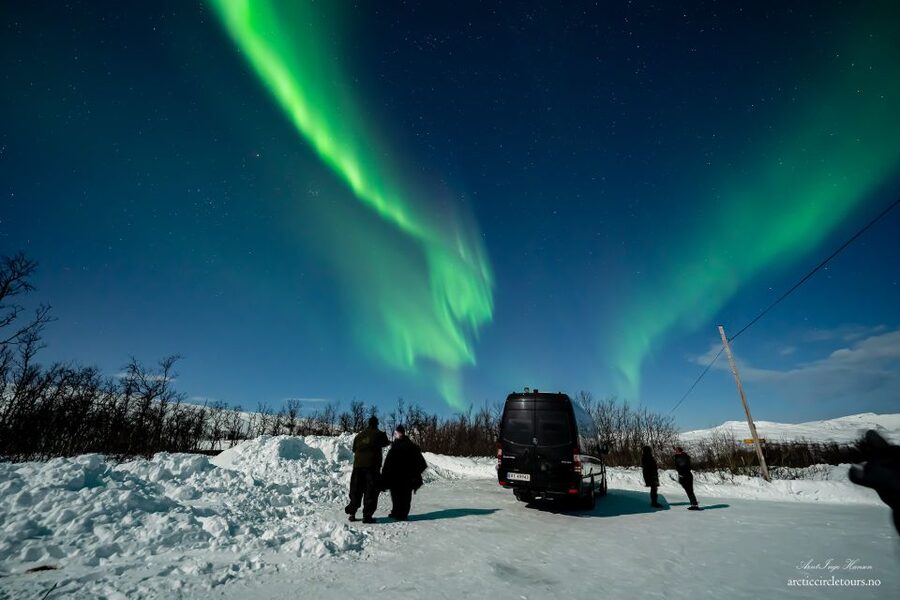 From Tromsø: Aurora Minibus Chase with Portrait and Hot Meal - What the guides add to the night