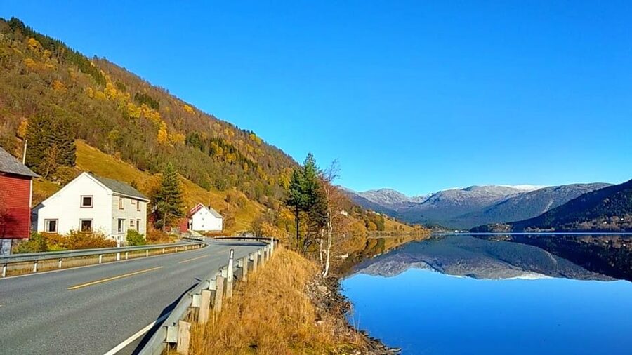 Full day private tour to Flåm - Flåm: lunch, shops, and a short reset