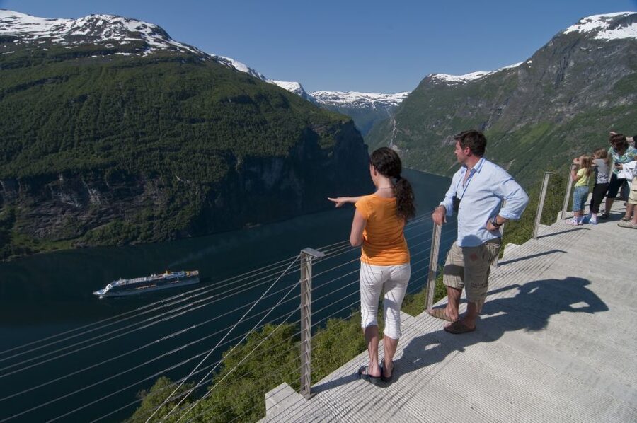 Geiranger: Bus Tour with Multilingual Audio Guide - Why this short Geiranger tour works