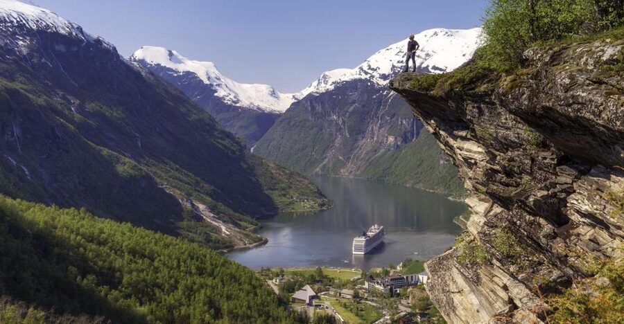 Geiranger: Bus Tour with Multilingual Audio Guide - Meeting the bus between the pier and public stop