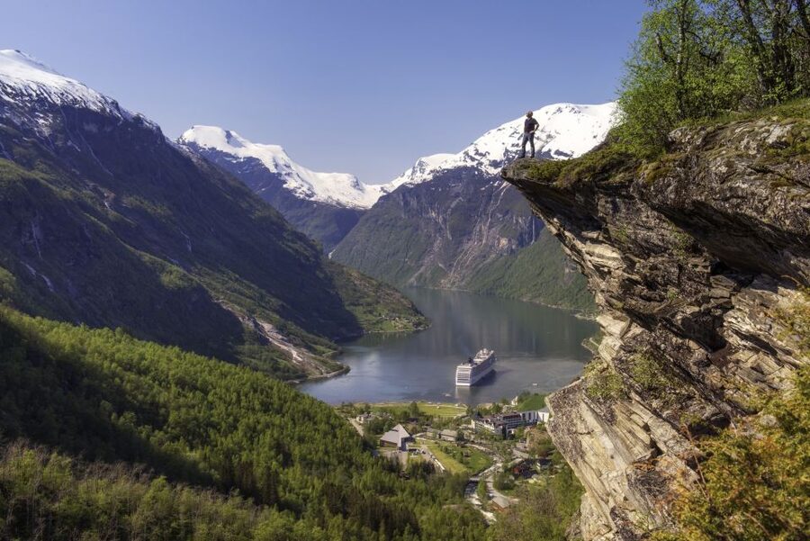 Geiranger: Dalsnibba, Flydalsjuvet, Eagle Bend & Fjords Tour - Flydalsjuvet: the classic first look at the fjord