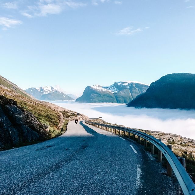 Geiranger: Dalsnibba, Flydalsjuvet, Eagle Bend & Fjords Tour - Djupvatnet Lake and the changing mountain scenery