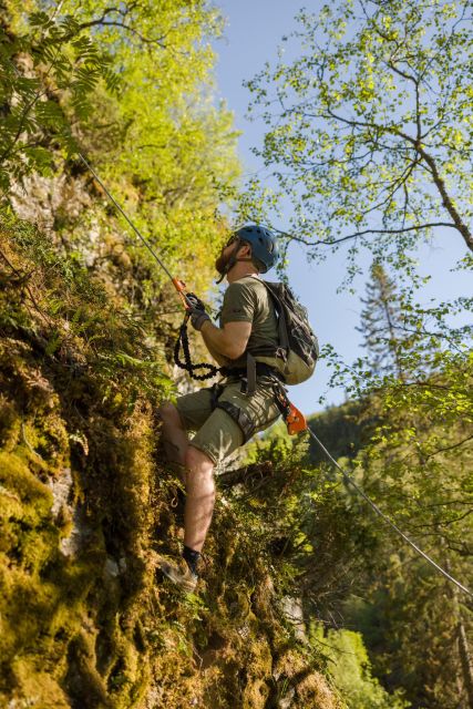 Geiranger: Rappelling tour with epic view - Starting at the Dynamite Waterfall office