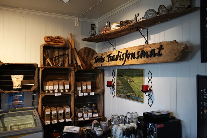 Guided easy snowshoeing with a visit to local café - Getting started on snowshoes