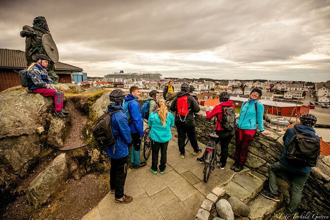 Guided EL-Bike tour in the city of Haugesund and Coastal path - Guide quality and group management