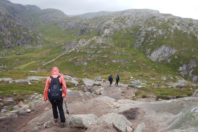 Guided hike to Kjerag and Kjeragbolten - Arriving at Kjeragbolten