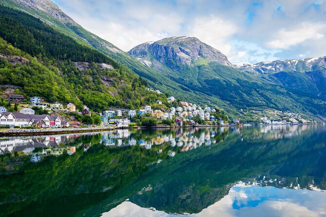 Guided tour to Hardanger Fjord, Waterfalls and Ferry Crossing - What this Bergen day tour really offers