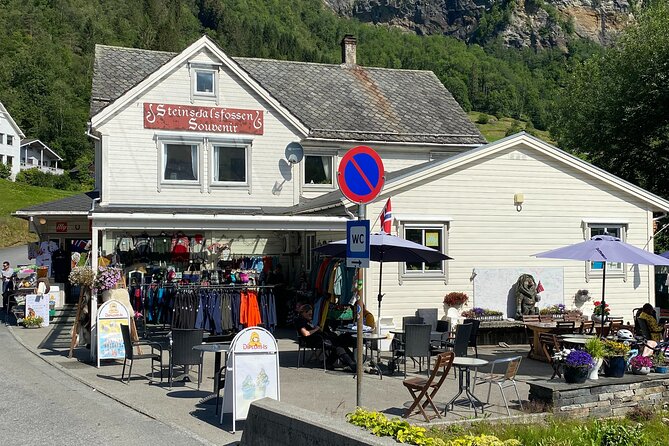Guided tour to Hardanger Fjord, Waterfalls and Ferry Crossing - Utne keeps the route human-sized