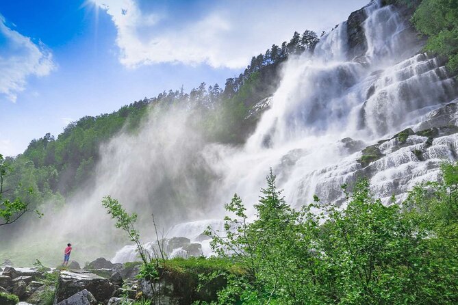 Guided Tour To Nærøyfjorden, Flåm And Stegastein - Viewpoint Cruise - Flåm gives you time to eat and wander