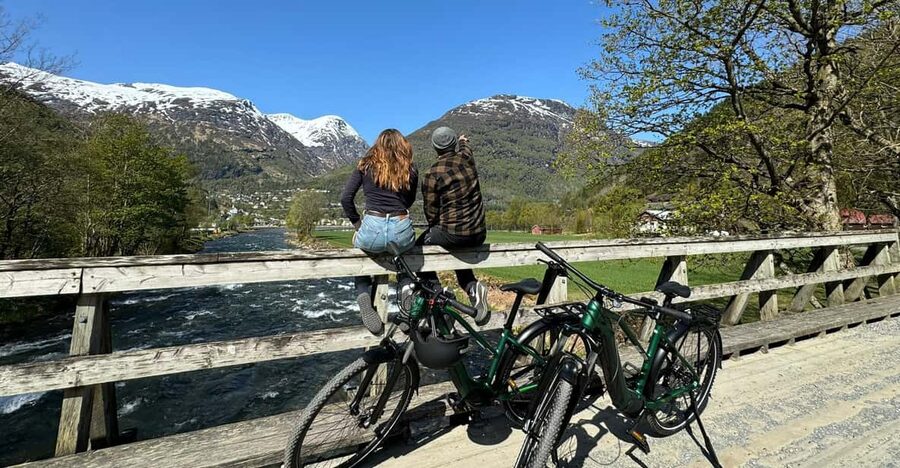 Hellesylt to Norangsdalen: Scenic E-Bike Tour - Lygnstøylvatnet and the ruins beneath the water