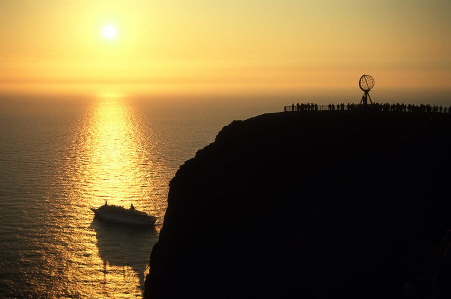 Honningsvåg: North Cape Summer Tour with Sami Family Visit - Reaching the monumental North Cape cliff
