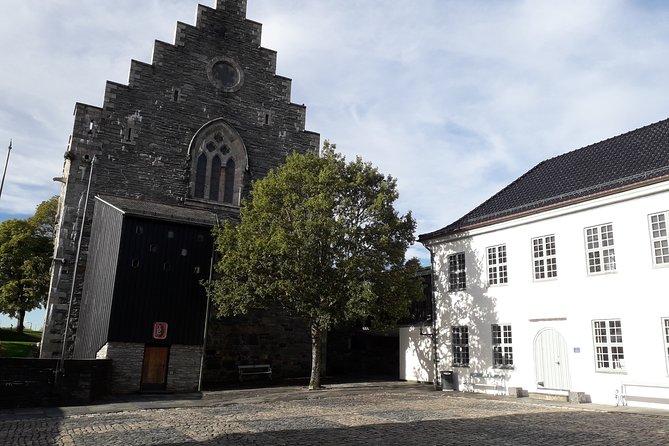 Local food tasting & Excursion with a city view from the top 4pax - Bergenhus Fortress and royal Bergen