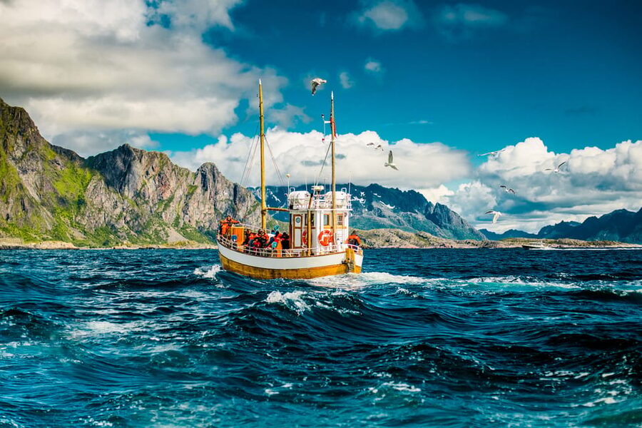 Lofoten: Traditional Fishing Trip - Using a line wheel instead of a standard rod