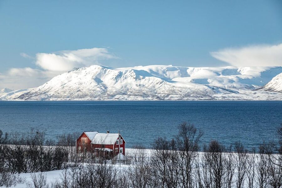 Lyngen: Snowmobile Safari with Lunch in seaside Restaurant - Starting beside the fjord at XLyngen