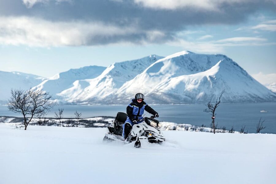 Lyngen: Snowmobile Safari with Lunch in seaside Restaurant - Lunch at Restaurant Bøteriet before the ride