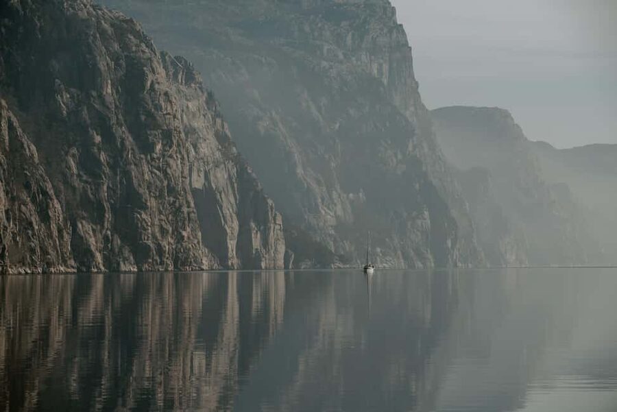 Lysefjord (Stavanger): Boattrip to Preikestolen from Forsand - The quiet break at the fjord’s deepest point