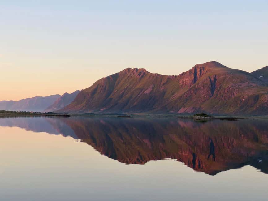 Midnight sun safari - Through narrow straits toward the outer ocean