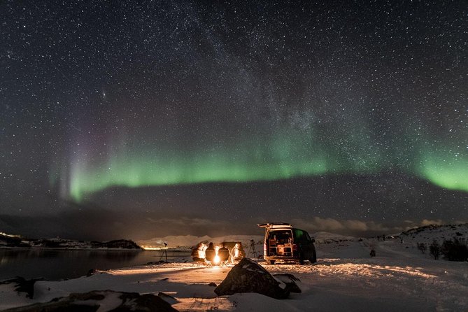Minibus Northern Lights Chase with Photography from Tromsø - Setting up camp in the cold