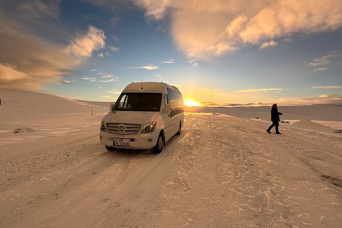 North Cape Winter Tour - The North Cape globe: 20 minutes at the cliff