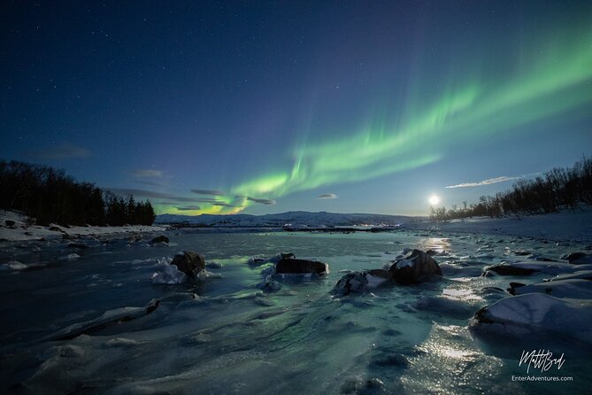 Northern Lights Guided Bus Tour with Free Photos - Clothing matters more than the ticket price