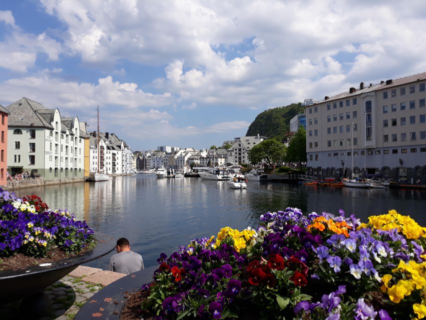 Norwegian Coastal Cities: Smartphone Audio Guide App - How the Norwegian coastal audio guide works