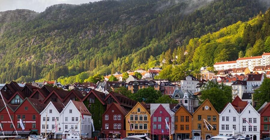 Norwegian Coastal Cities: Smartphone Audio Guide App - English, German, and the app experience