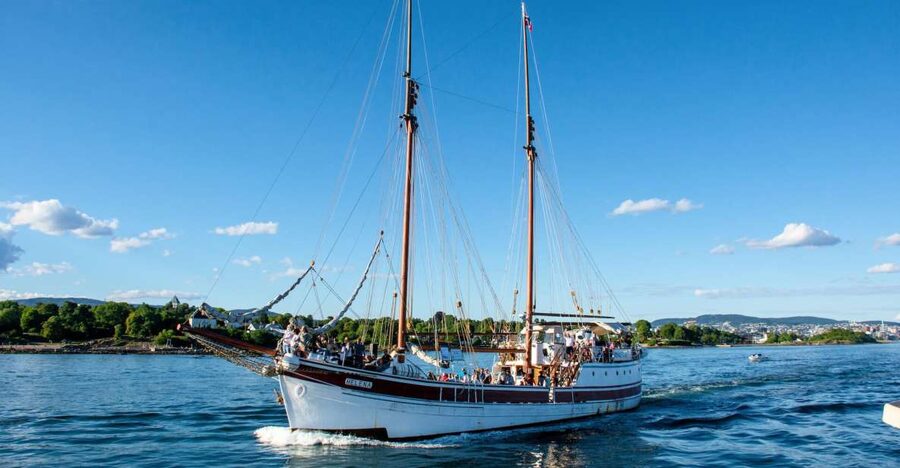 Oslo: Best of Oslo Walking Tour & Fjords Sightseeing Cruise - Christiania and Oslo’s changing name