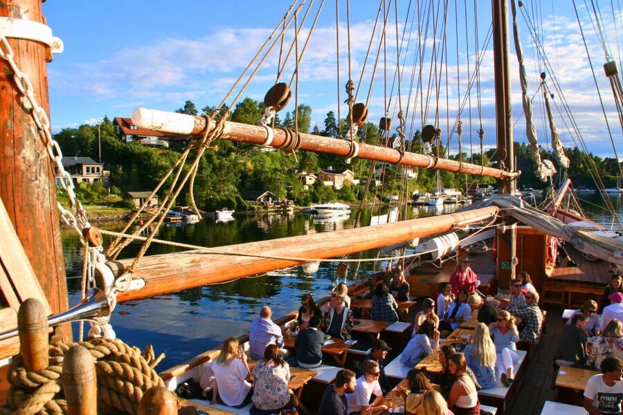 Oslo: Best of Oslo Walking Tour & Fjords Sightseeing Cruise - From city streets to the Oslofjord
