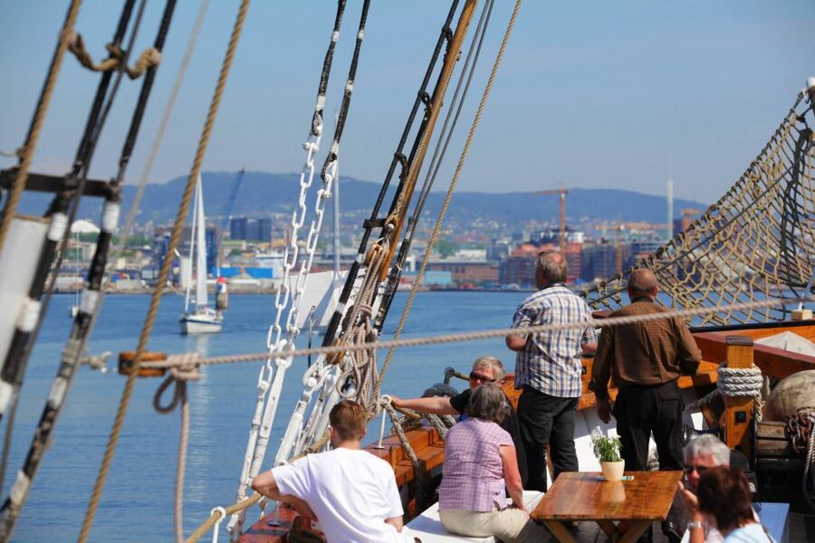 Oslo: Best of Oslo Walking Tour & Fjords Sightseeing Cruise - Bygdøy, Huk Beach, and the museum shoreline