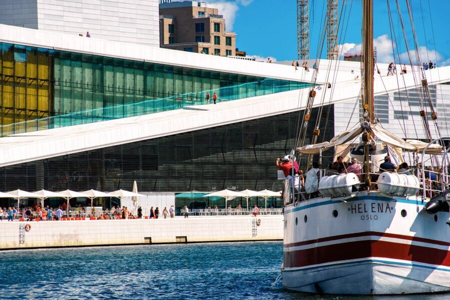 Oslo: Best of Oslo Walking Tour & Fjords Sightseeing Cruise - Karl Johan, Parliament, and the Grand Hotel