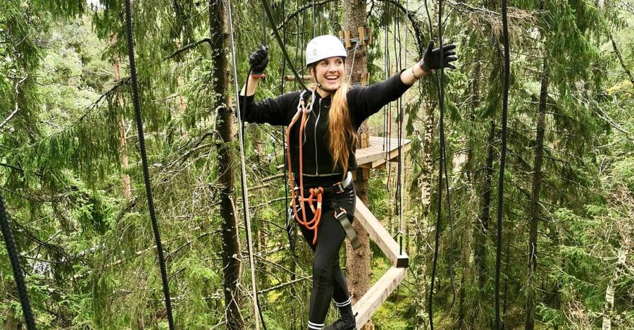 Oslo: Day ticket to Oslo's favourite Climbing Park - Treetop courses with rope tunnels and swinging logs