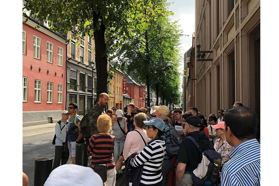 Oslo: Guided Walking Tour of Central Oslo - Meeting the guide at the Tiger sculpture