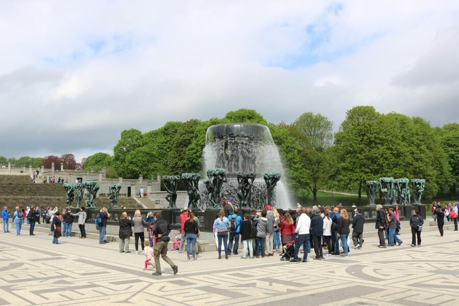 Oslo: Sightseeing with Holmenkollen Ski Jump & Vigeland Park - Who will enjoy this three-hour tour?