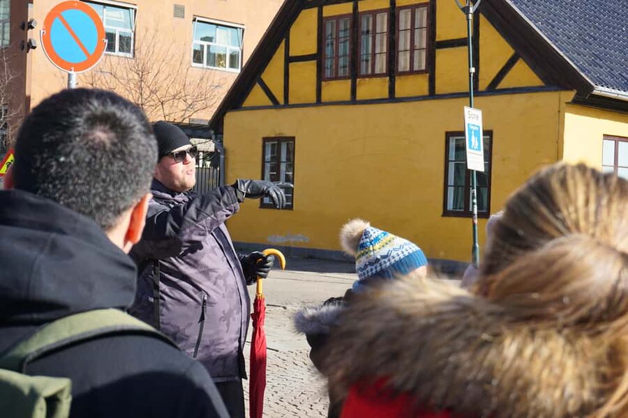 Oslo: Tour with a Michelin star chef - Stop 3: The Norwegian Parliament adds civic context