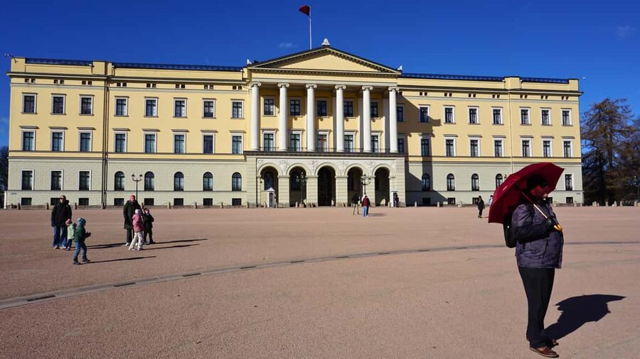 Oslo: Tour with a Michelin star chef - The Christmas market is more than a quick photo stop
