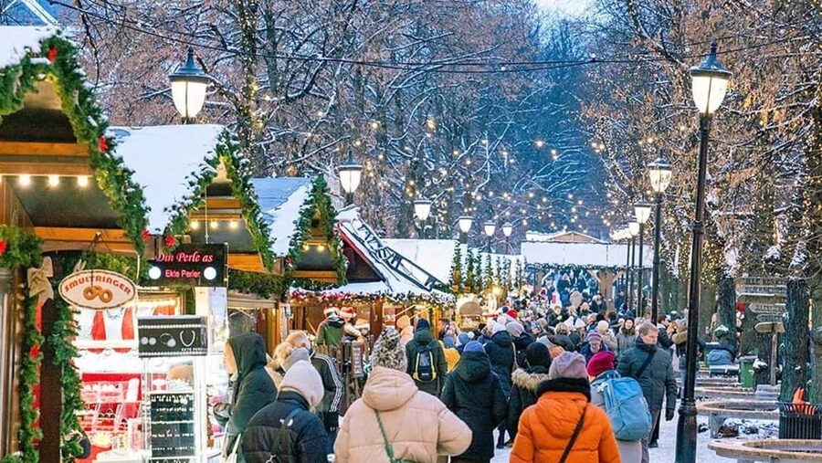 Oslo: Tour with a Michelin star chef - Meeting your guide beneath the red umbrella
