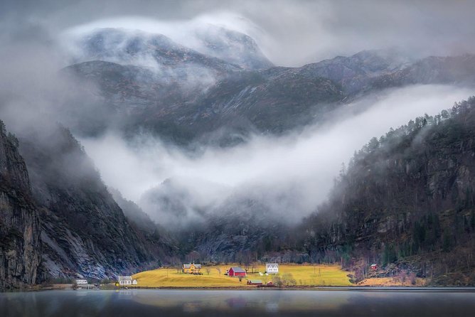 Private Fjordcruise by Luxury Pontoon Boat - Bergen Fjords - Guides who make the scenery easier to read