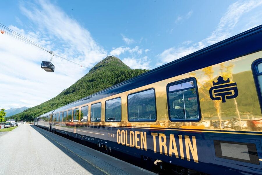 Romsdalen: Rauma Railway Golden Train with Guide - Kylling Bridge: the railway’s best-known engineering feat