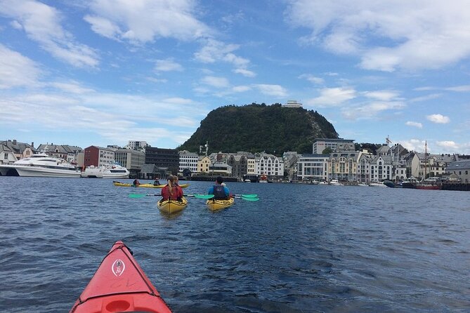 Sea Kayaking In Ålesund - Photo stops and the change toward the coastline