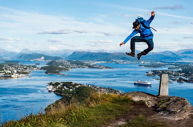 Seakayak And Hike in Ålesund - Landing at Hessa for the climb
