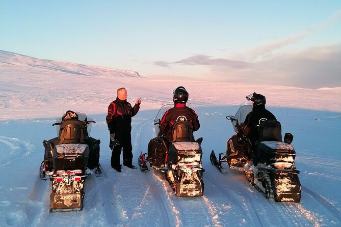 Snowmobile safari in the mountain plateau of Finnmarksvidda - Riding into the open plateau