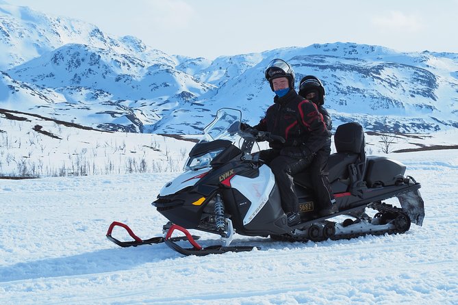Snowmobile safari in the mountain plateau of Finnmarksvidda - Photo stops and stories from the north