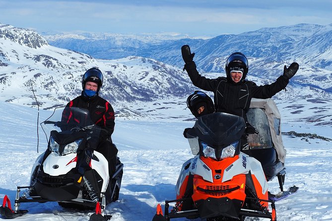Snowmobile safari in the mountain plateau of Finnmarksvidda - Returning across the snow