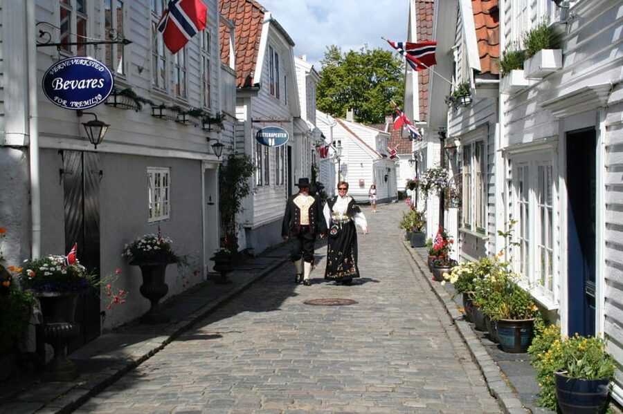 Stavanger: City Highlights Bus and Walking Tour - Fargegaten, Stavanger’s colorful street