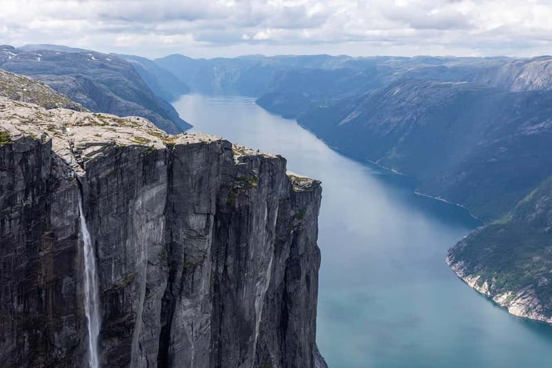 Stavanger: Kjerag Summer Hike with Packed Lunch - The final two kilometers and the first big views