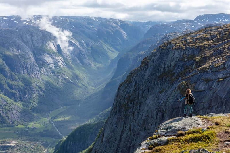 Stavanger: Kjerag Summer Hike with Packed Lunch - Standing above the 42-kilometer Lysefjord