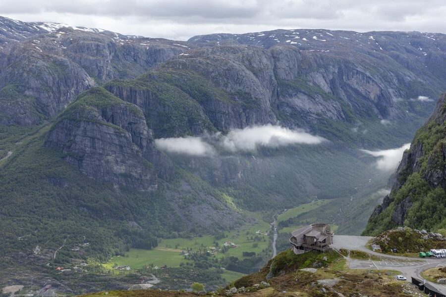 Stavanger: Kjerag Summer Hike with Packed Lunch - Guides who add value beyond navigation