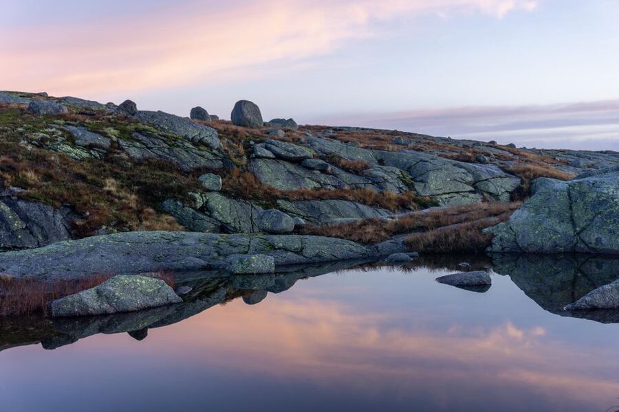 Stavanger: Off-Season Hike to Kjerag + Packed Lunch - Lunch at Nesatind with Lysefjorden below