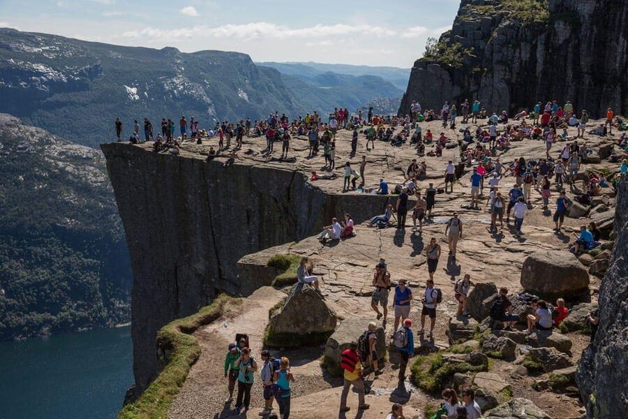 Stavanger: Preikestolen (Pulpit Rock) Hike with Local Guide - Walking Preikestolen with a local guide