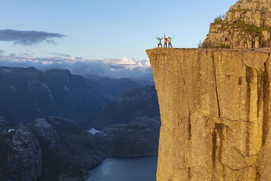 Stavanger: Preikestolen Sunrise Hike with Breakfast Buffet - Reaching the 604-meter cliff above Lysefjorden